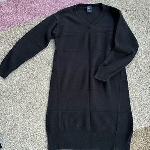 Like new great condition Gap sweater dress size can in black